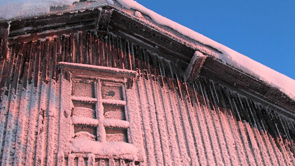 Latviassa osa Suomeen salakuljetettavista ihmisistä majoitettiin päiväkausiksi autiotaloon, jossa ei ollut sähköä, juoksevaa vettä eikä WC:tä. Kuvituskuvaa.