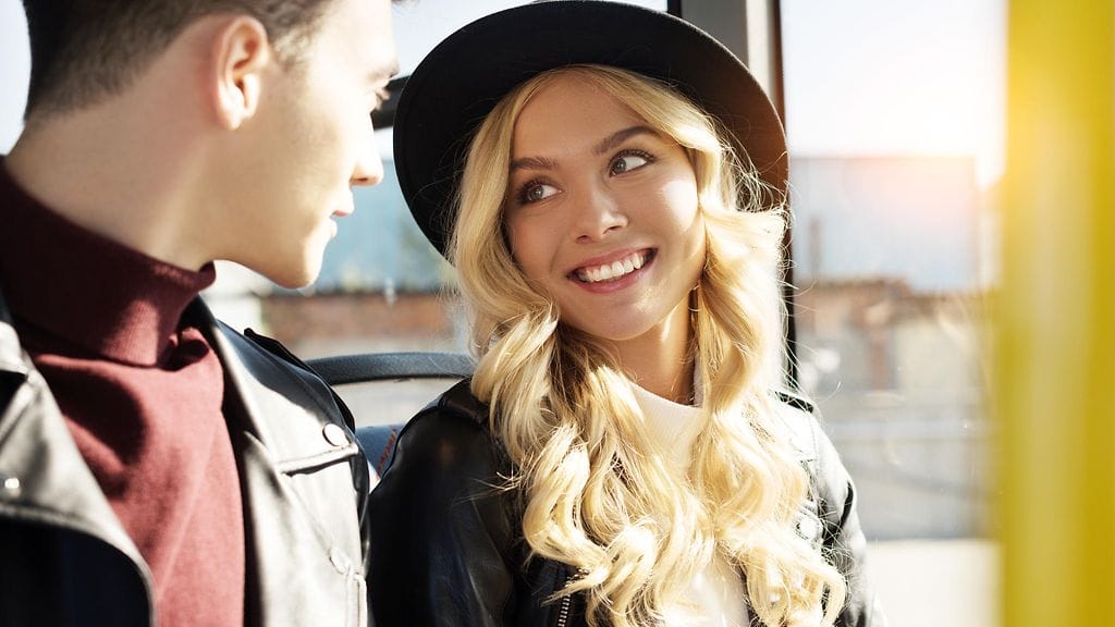 Tutkijoiden mukaan luottamuksen syntymiseen saattaa vaikuttaa se, miten paljon vieras ihminen muistuttaa jotakuta jo tuntemaasi, luotettavaa ihmistä. Kuvituskuva.