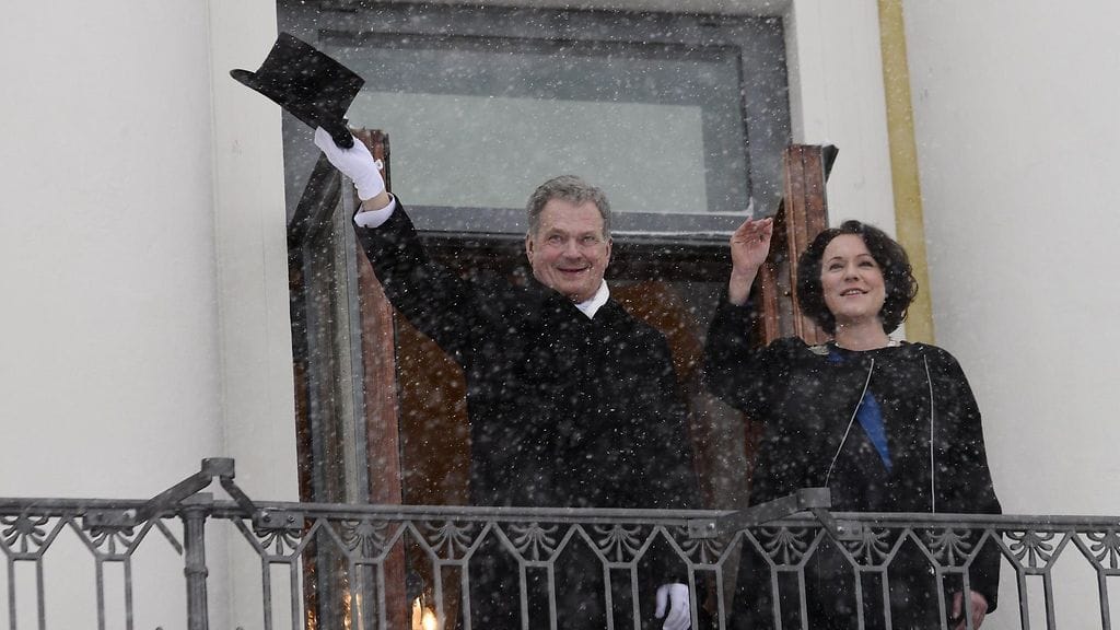 Niinistö ja Haukio vilkuttavat
