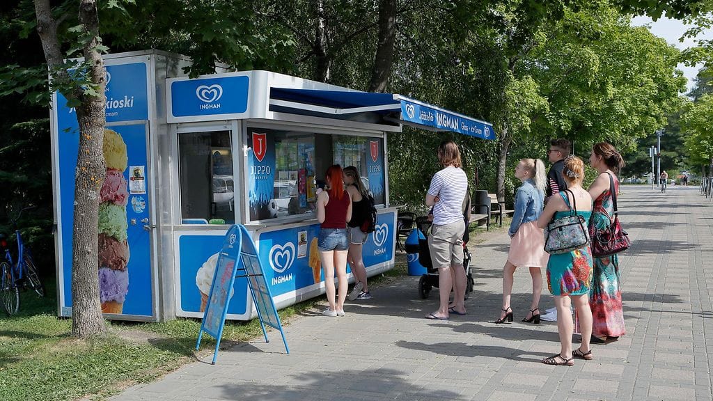 Perinteisesti moni nuori työllistyy kesäisin jäätelökioskille.