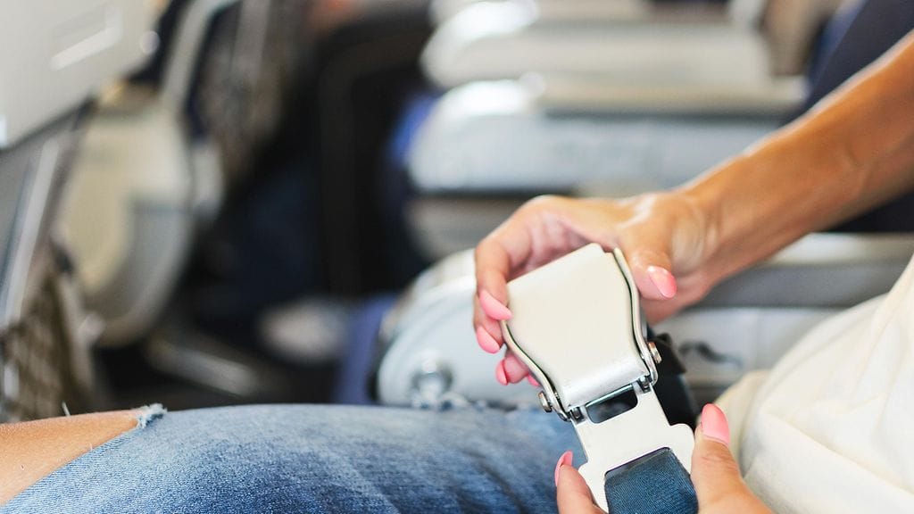 Pystyasennossa olevat istuimet ja tarjottimet parantavat lentomatkustajien turvallisuutta.