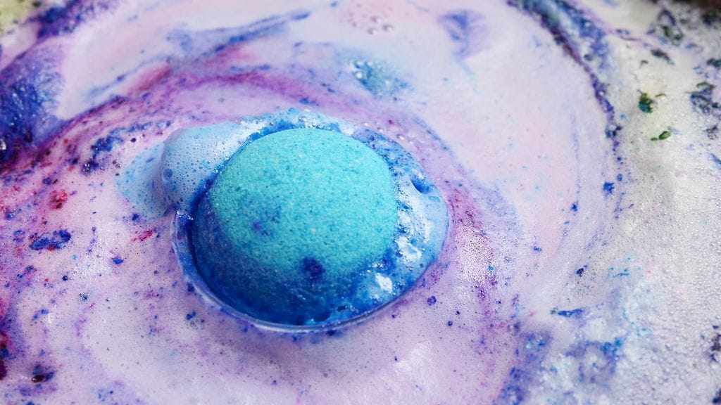 Kylpypommin kanssa kylvettyään nainen huomasi ihossaan erittäin näkyvän muutoksen. Kuvituskuva, kuvan kylpypommi ei liity juttuun.