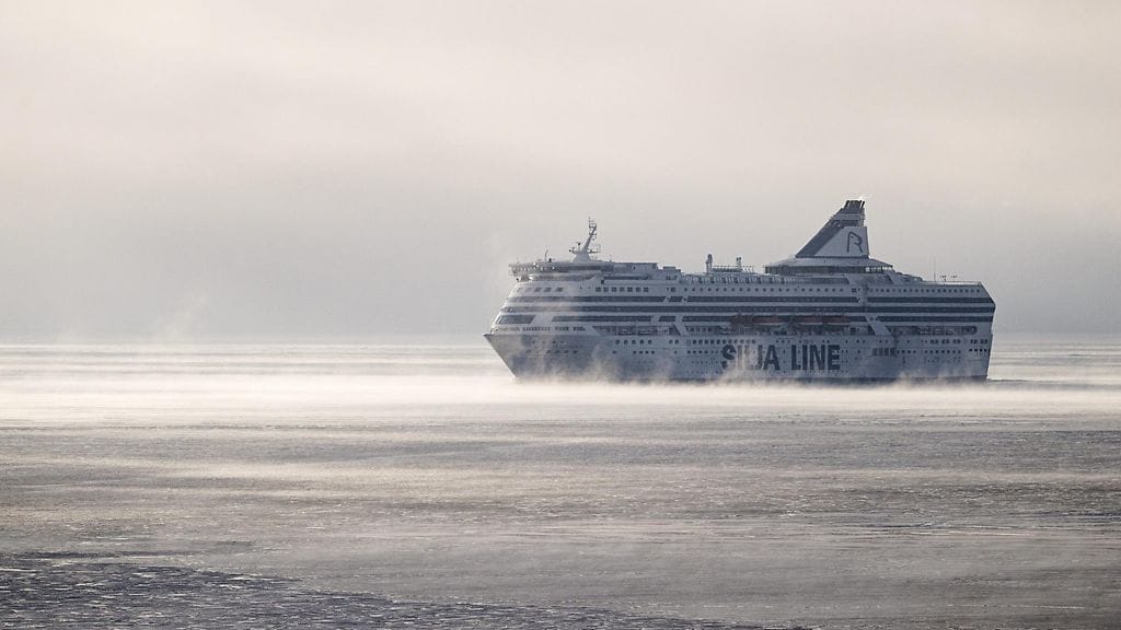 Höyryävä meri, jäätä ja Silja Linen matkustajalaiva Helsingin edustalla helmikuussa.