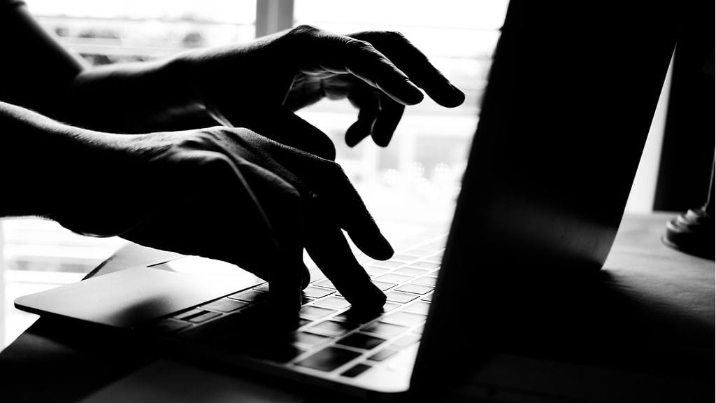 Miestä ja kolmea muuta henkilöä syytetään muun muassa identiteettivarkaudesta.