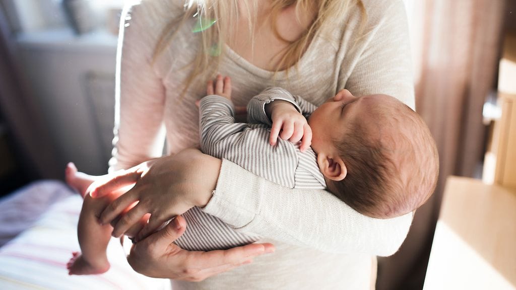 Äidin raskas päätös antaa lapsensa adoptioon sai tämän kyyneliin. Kuvistuskuva.