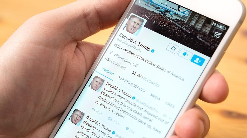 Yhdysvaltain presidentti Donald Trump on jäänyt useampaan otteeseen kiinni paikkansapitämättömien twiittien julkaisemisesta. Kuvituskuva.