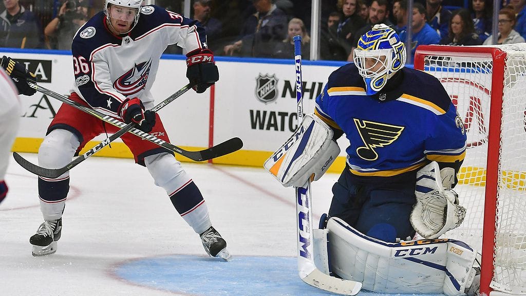 Ville Husso St. Louis Bluesin tolppien välissä syyskuussa harjoitusottelussa Columbus Blue Jacketsia vastaan.
