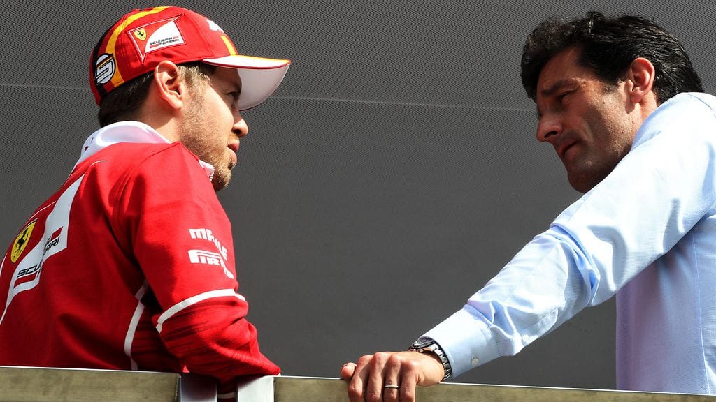 Ferrari-kuljettaja Sebastian Vettel ja Mark Webber keskustelemassa Silverstonessa 2017.