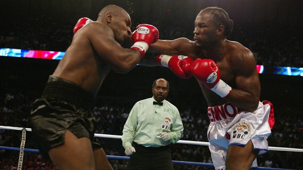 Lennox Lewis (oik.) pehmitti Mike Tysonin kesäkuussa 2002.