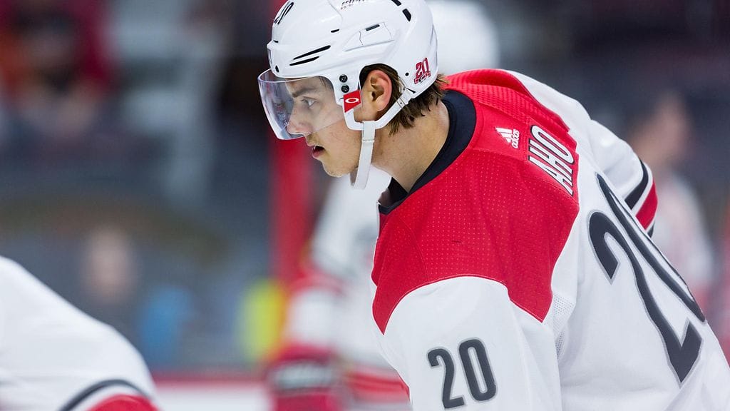 Carolina Hurricanesin suomalaishyökkääjä Sebastian Aho puntaroi tällä hetkellä MM-kisoihin lähtöä.