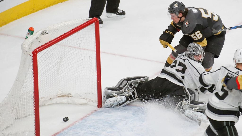 Vegas Golden Knightsin Erik Haula ohitti toisessa jatkoerässä Los Angeles Kings -maalivahti Jonathan Quickin.