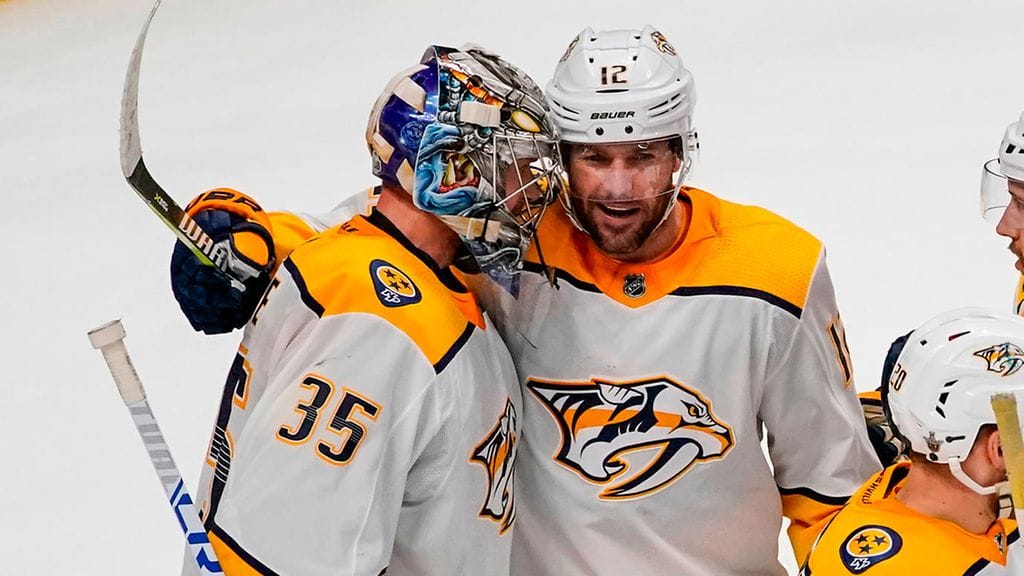 Pekka Rinne saa kiitokset Mike Fisherilta ratkaisevan voiton jälkeen.