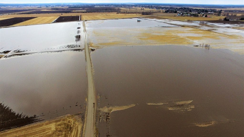 Kyrönjoesta tulvivaa vettä pelloilla Ilmajoella Röyskölän pengerrysalueella sunnuntaina otetussa ilmakuvassa 22. huhtikuuta 2018.