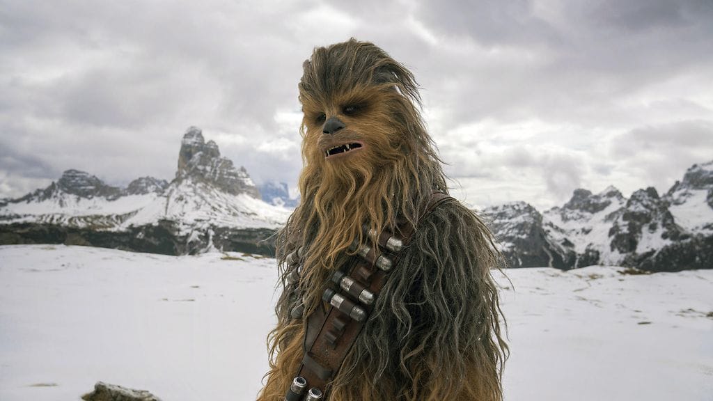 Chewbacca on yksi Tähtien sota -elokuvien tunnistettavimmista hahmoista. Kuvassa Chewbacca eli Joonas Suotamo Solo: A Star Wars Story 2018