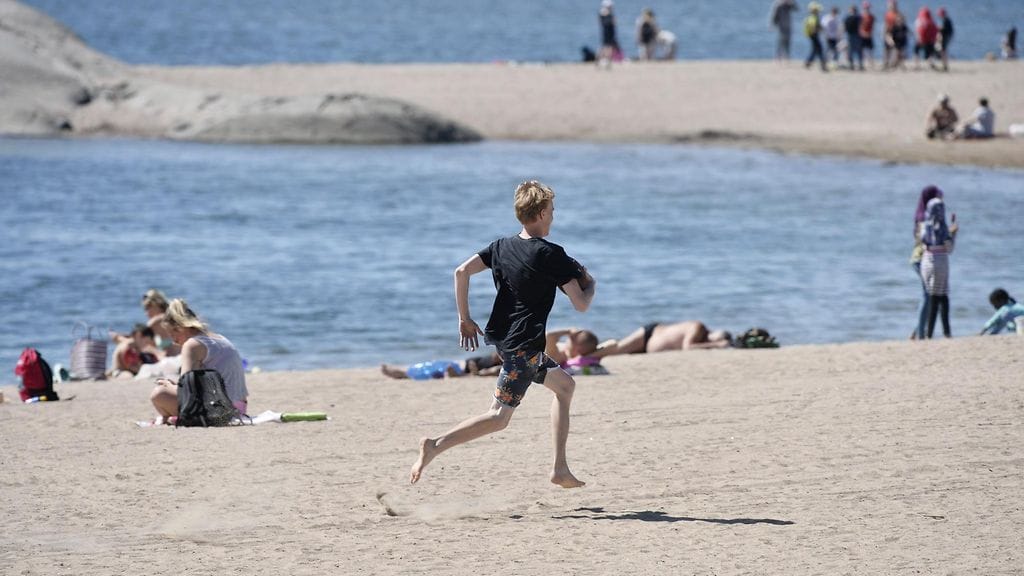 Ihmisiä Aurinkolahden uimarannalla Helsingissä 29. toukokuuta 2018.