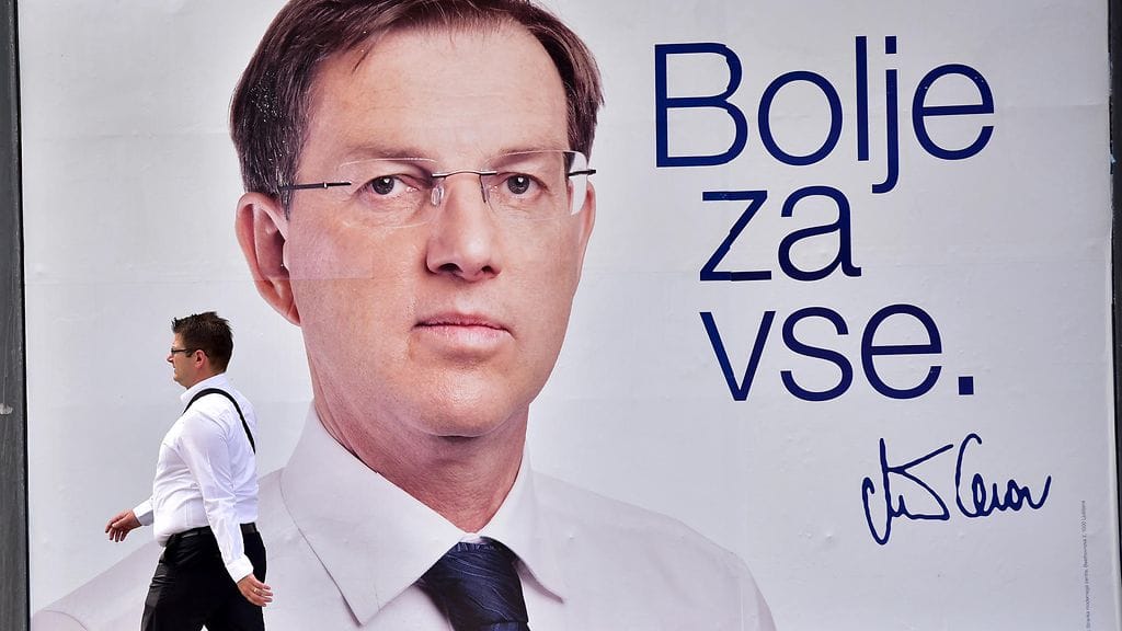 Mies kävelee kampanjajulisteen ohi Slovenian pääkaupungissa Ljubljanassa. Vaalijulisteessa Slovenian entinen pääministeri Miro Cerar.