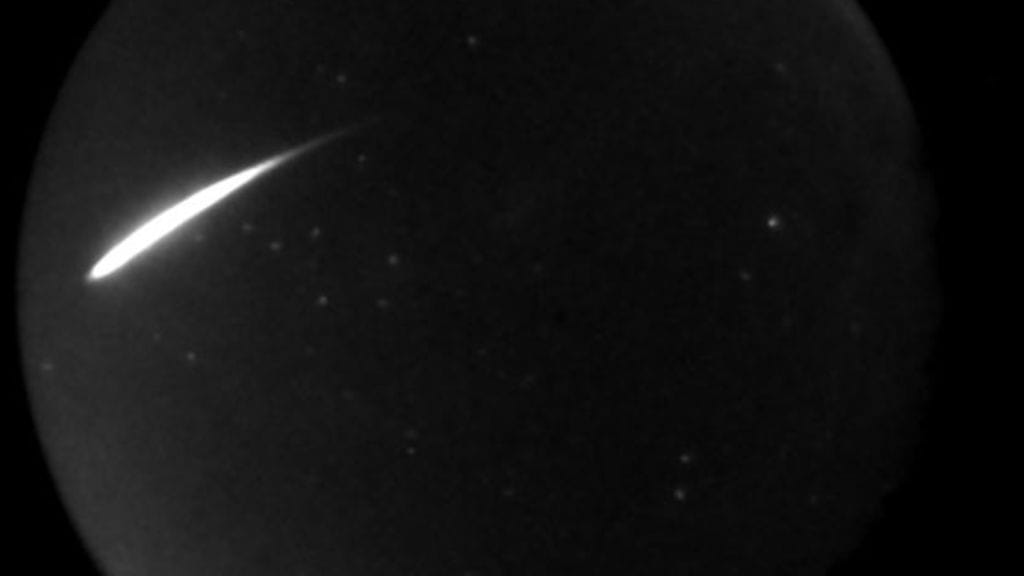 Kuolleen bussikuskin epäillään joutuneen meteoriitin murjomaksi Intiassa.