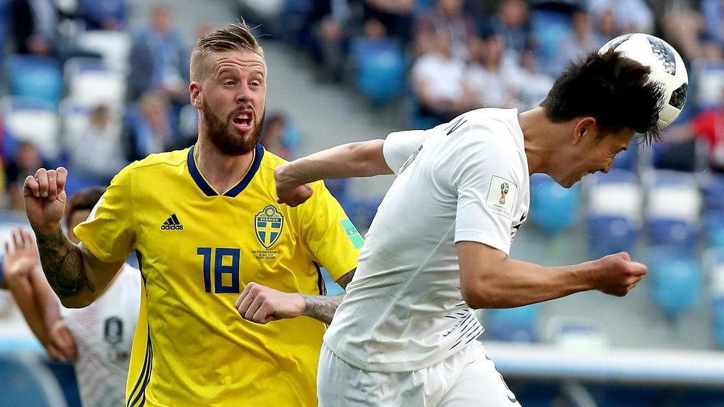 Pontus Jansson (vas.) ottelussa Etelä-Koreaa vastaan.
