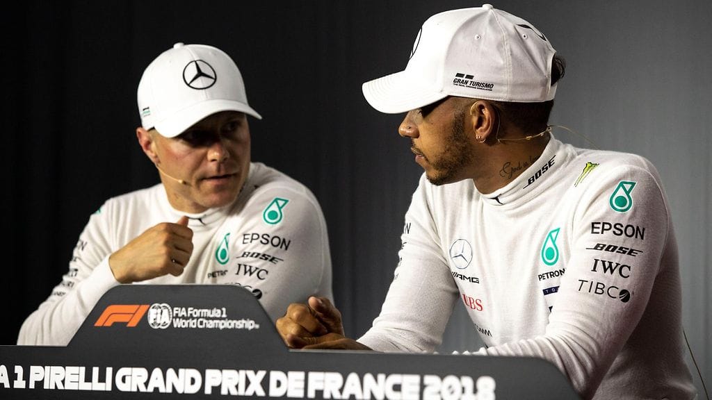Valtteri Bottas (vasemmalla) ja Lewis Hamilton (oikealla) tekivät molemmat jatkosopimuksen Mercedeksen kanssa.