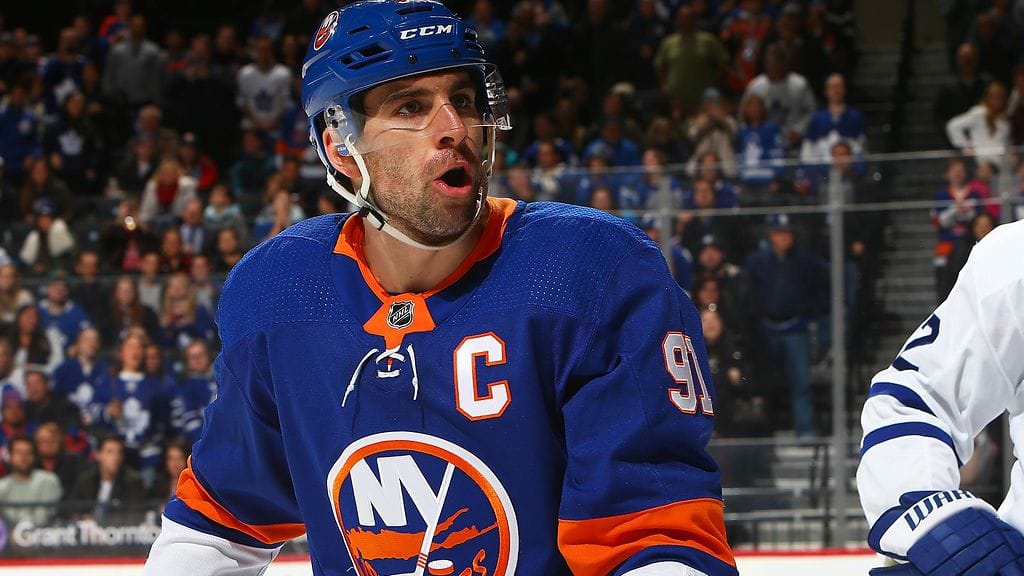 John Tavares matkaa New York Islandersista Toronto Maple Leafsiin.