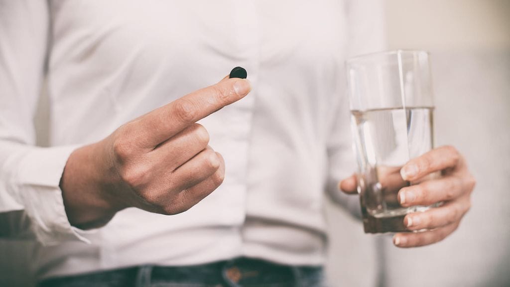 Aktiivihiili on lääkehiiltä, jota käytetään hoitona esimerkiksi myrkytyksiin ja ripuliin. Sen teho perustuu hiilen kykyyn kiinnittää myrkylliset aineet itseensä.