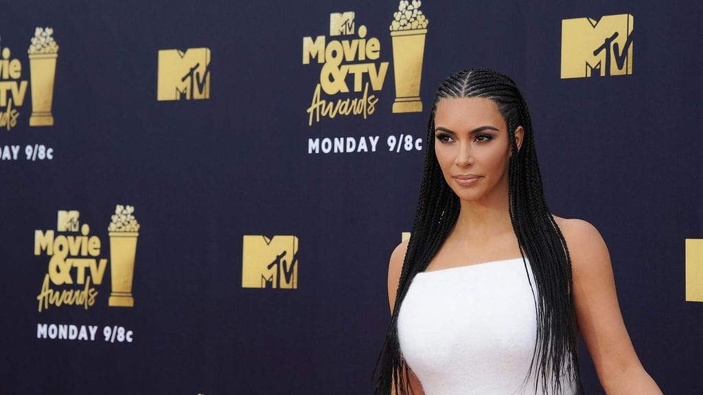 Kim Kardashian on tottunut pukeutumaan näyttävästi punaiselle matolle.