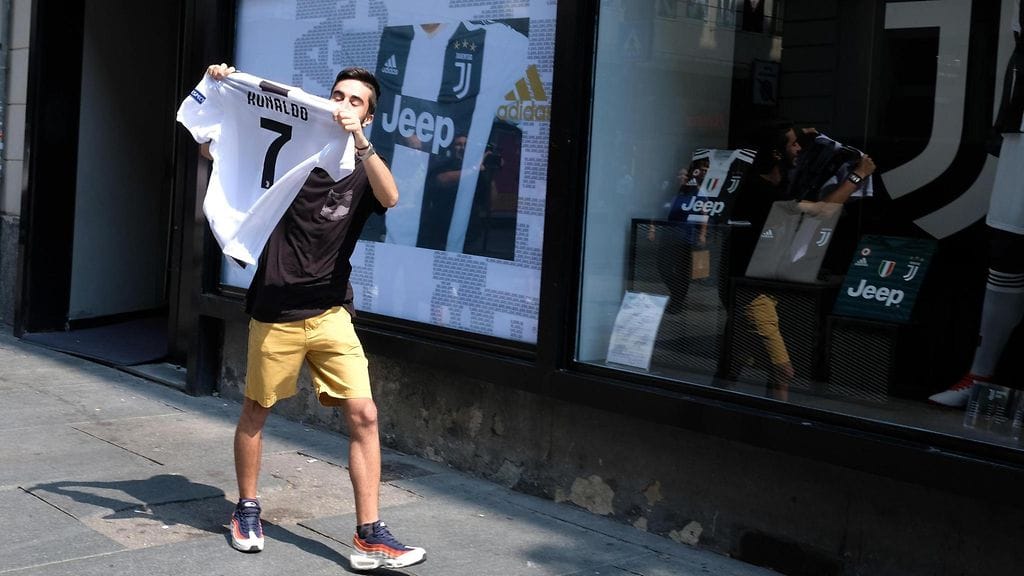 Cristiano Ronaldon Juventus-paita on mennyt kuumille kiville megasiirron varmistumisen jälkeen.