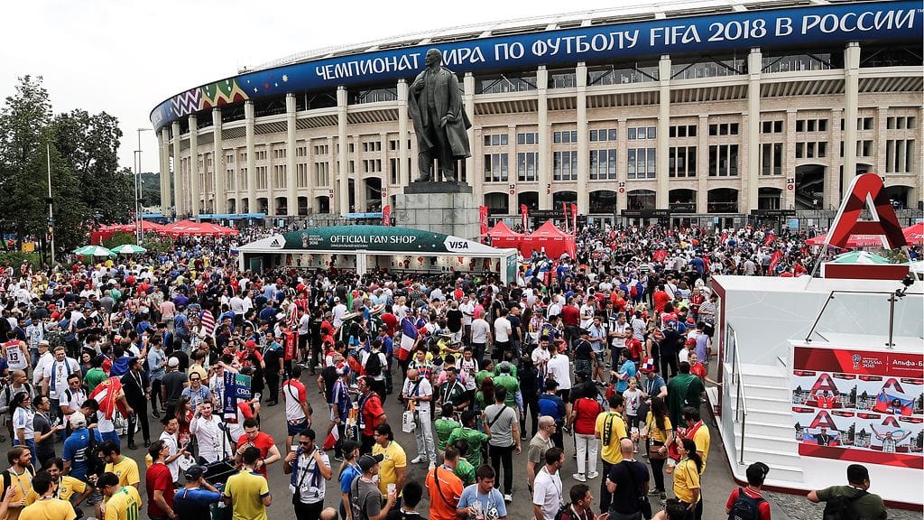 Faneja menossa Luzhnikin stadionille.