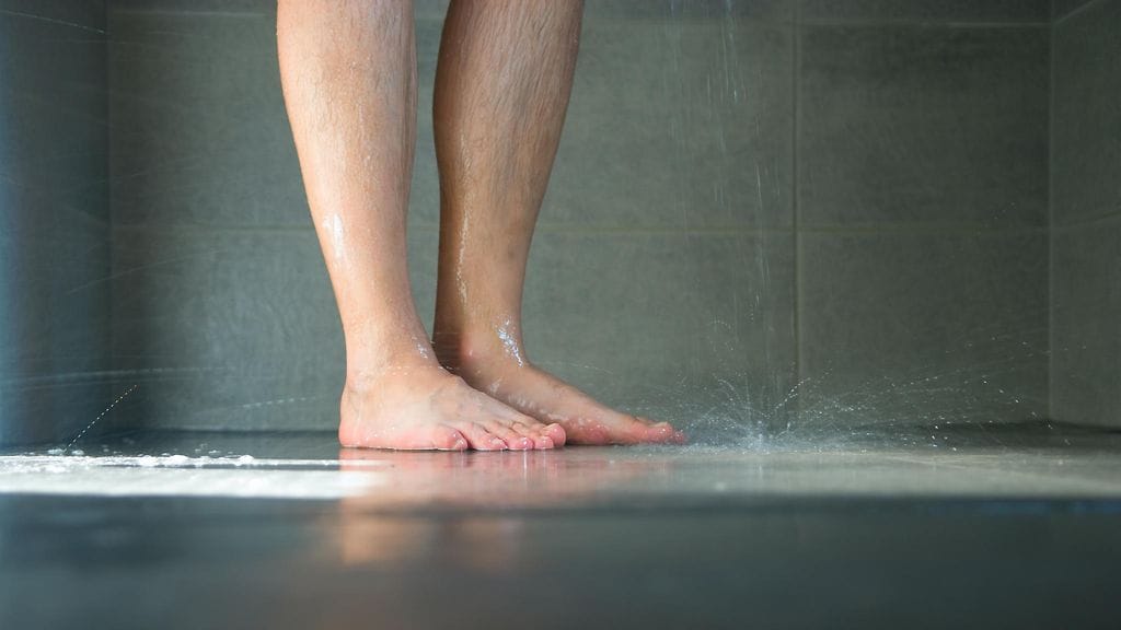 Esimerkiksi lattialämmitys ja lämpimän veden käyttö vaikuttavat sähkölaskuun. Kuvituskuva.