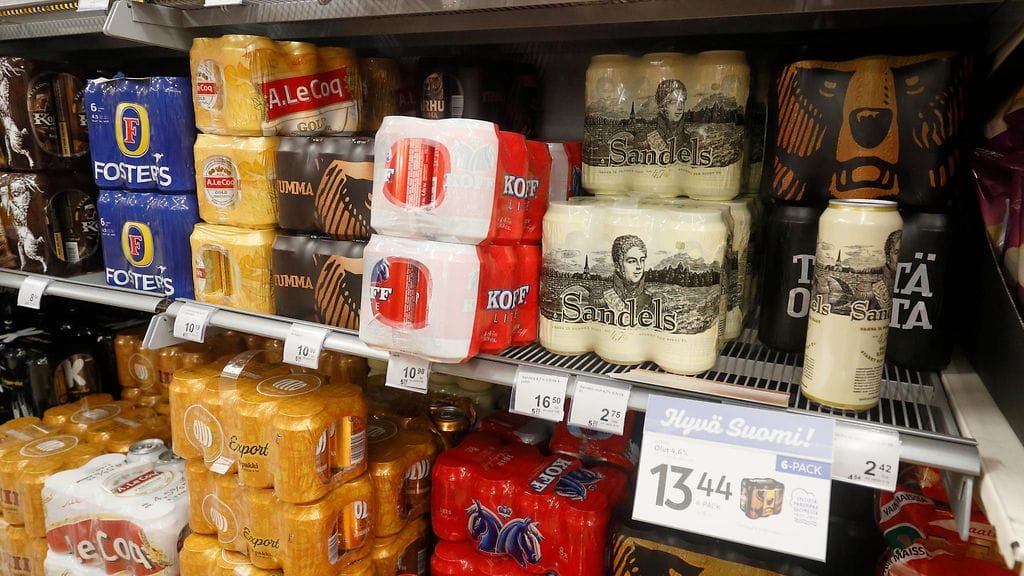 Komissio ehdottaa, että voitaisiinko Suomessa alkoholin etämyynti sallia siten, että ostetut tuotteet noudettaisiin hyväksytyistä luovutuspaikoista.