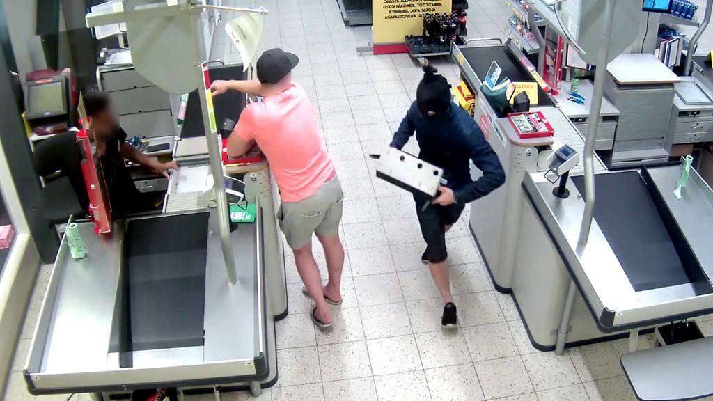 Toistaiseksi tuntematon mies ryösti eilen illalla Alepan kassan teräaseella uhaten Tuomarilassa Pitkännotkontiellä Espoossa.