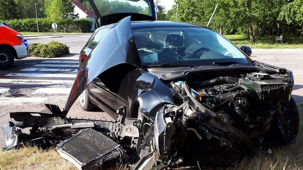 Sivullisen auto romuttui Paraisten murtoa ja takaa-ajoa seuranneessa kolarissa.