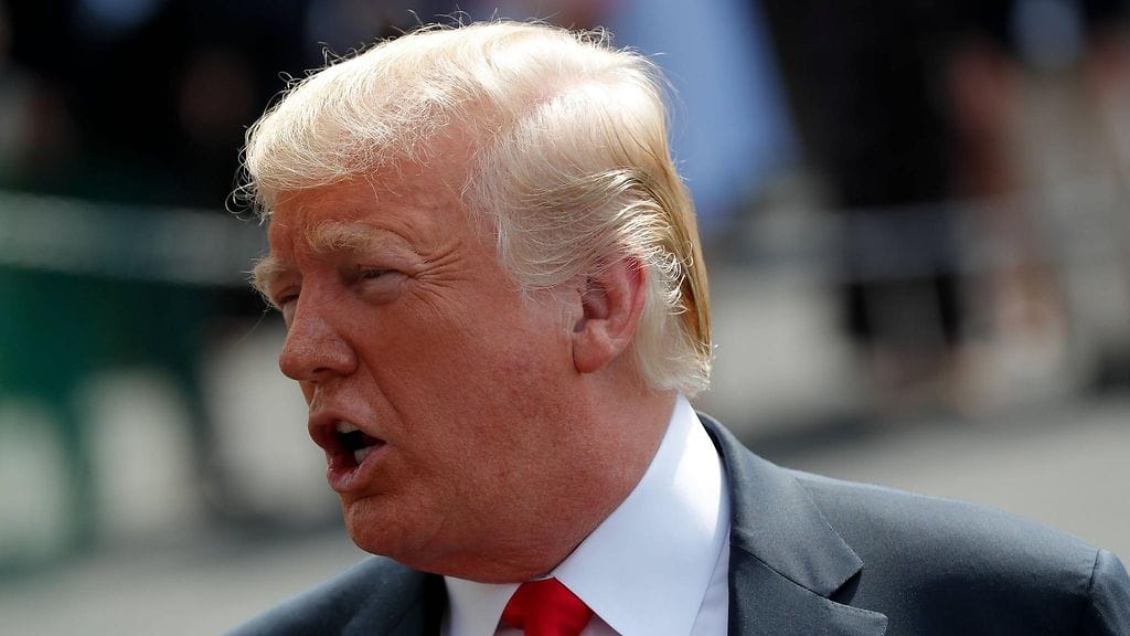 Yhdysvaltain presidentti Donald Trump aikoo nostaa EU:sta tulevien autojen tullia toisin kuin viime vuonna sovittiin.