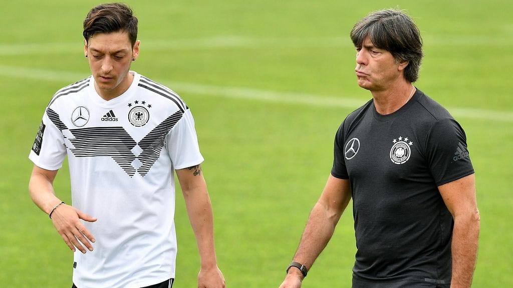 Mesut Özil ja Joachim Löw jalkapallon MM-kisoissa.
