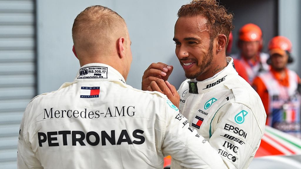Lewis Hamilton (oikealla) jakoi kovasti kiitosta Valtteri Bottaksen (etualalla) suuntaan Italian GP:n jälkeen.