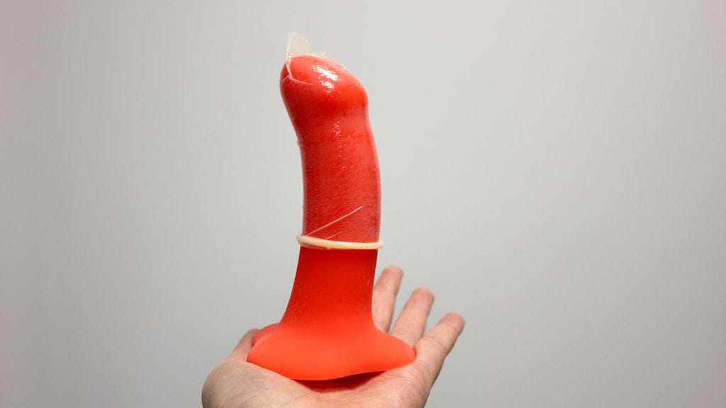 Osaatko käyttää kondomia oikeaoppisesti? Palasimme koulun terveystiedon tuntien tunnelmiin opettelemalla kondomin käyttöä ammattilaisen opastuksella.