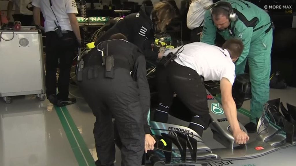 Mercedeksen varikkopilttuissa kävi kova kuhina vielä tunti ennen USA:n F1-kisaa.