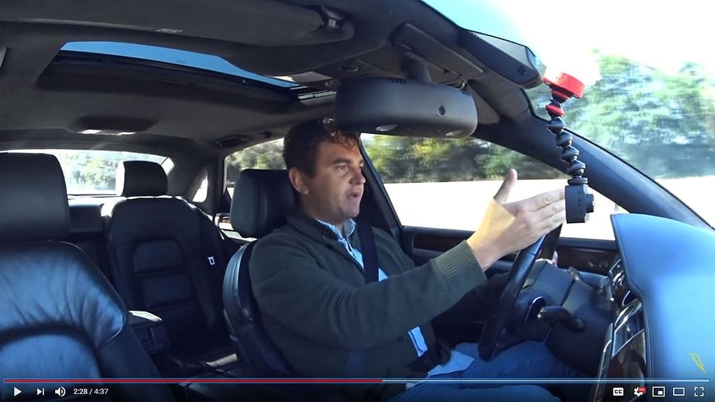 Saksalaismies selostaa Yhdysvaltojen liikenteen järjettömyyksiä huvittavasti.