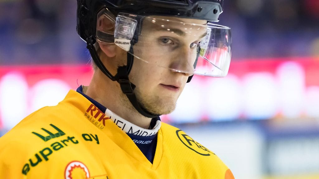 Roni Sevänen jätti kaukalon kolmannessa erässä.