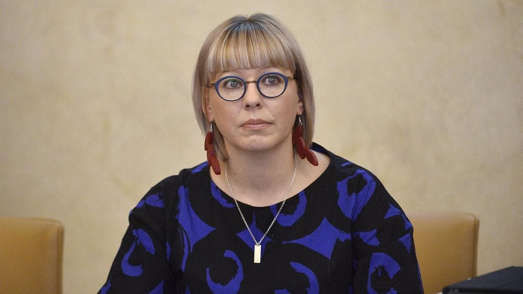 Eduskunnan sosiaali- ja terveysvaliokunnan oppositiojäsen, vasemmistoliiton Aino-Kaisa Pekonen lehdistötilaisuudessa eduskunnassa tänään.