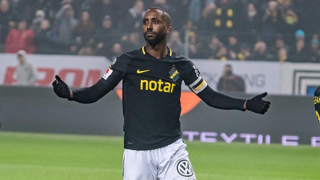 Henok Goitomin paita yrittiin repiä päältä.