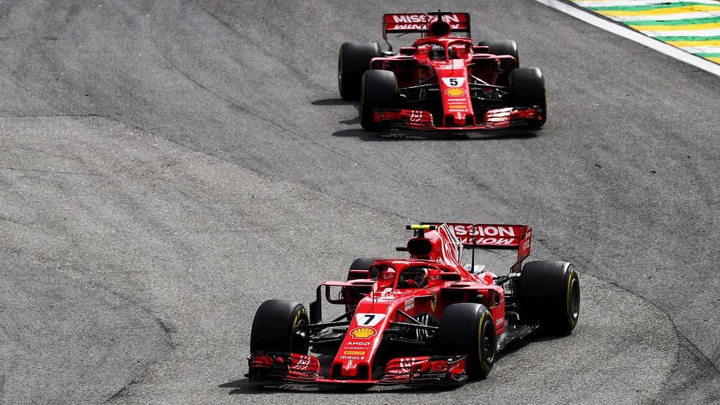 Kimi Räikkönen (edessä) ja Sebastian Vettel ajoivat tällä kaudella Ferrarilla.