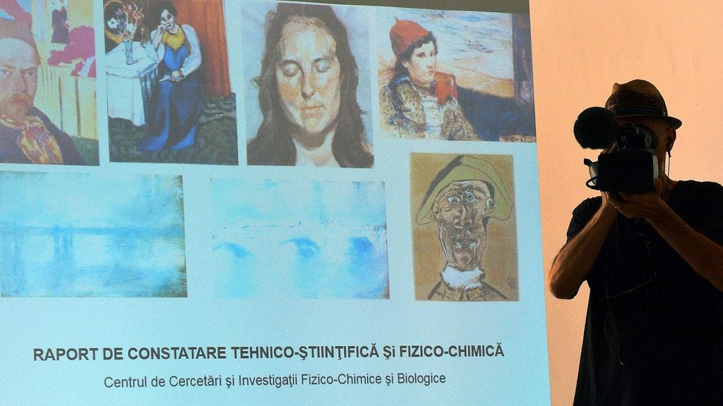 Picasson Harlekiinipää-teos on kuvan alarivissä oikeassa reunassa.