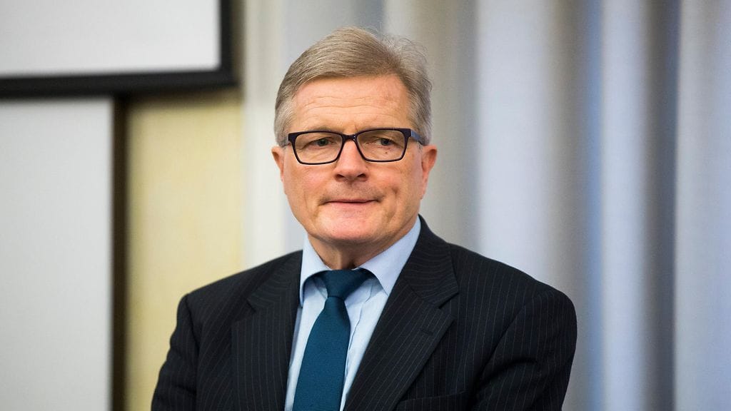 Entinen oikeusministeri ja SDP:n kansanedustaja Johannes Koskinen tahkosi muhkean tilin Lontoossa ja nostaa nyt sopeutumiseläkettä Suomessa, kertoo Iltalehti.