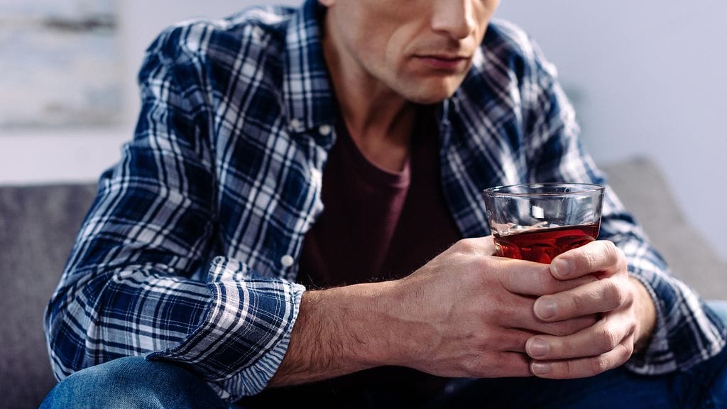 Tuoreen tutkimuksen mukaan alkoholismi ilmenee eri tavoin eri iässä. Kuvituskuva.