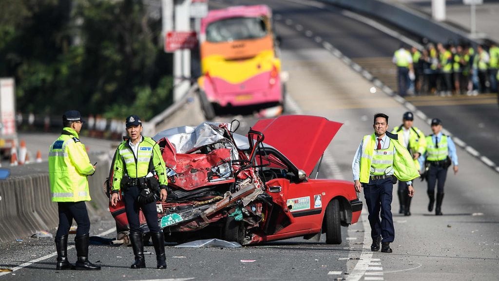 Hongkongissa viisi ihmistä on kuollut linja-auto-onnettomuudessa, kertoo poliisi.