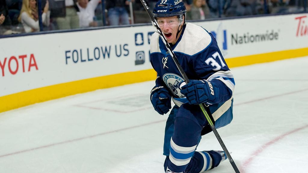 Columbus Blue Jacketsin Markus Hännikäinen tuuletti villisti NHL-osumaansa.