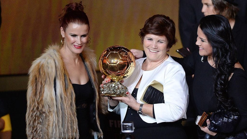 Kuvassa vasemmalta Cristiano Ronaldon sisar Elma Aveiro, äiti Maria Dolores Aveiro ja sisar Katia Aveiro.
