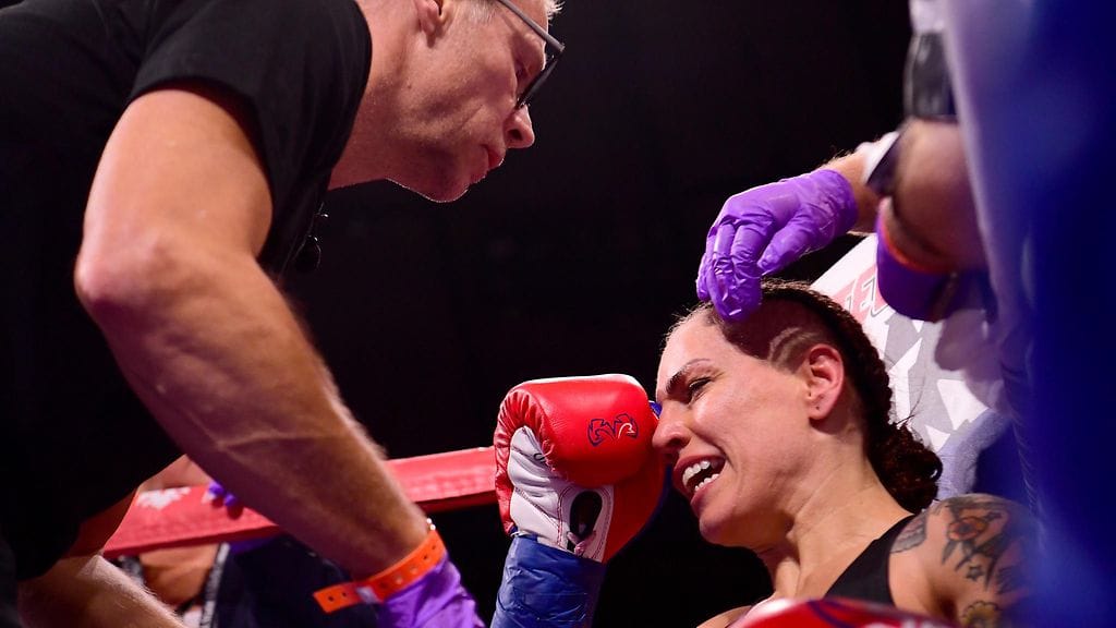 Eva Wahlström valmentajansa Risto Juvosen psyykattavana ottelun aikana.