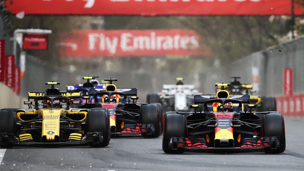 Renault ja Red Bull taistelemassa F1-radalla.